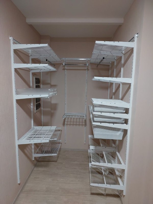 Белая П-образная гардеробная с брючницей, ~1,7×2,2 м, фото 1