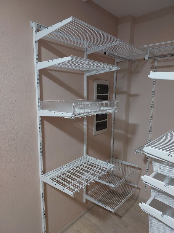 Белая П-образная гардеробная с брючницей, ~1,7×2,2 м, фото 2