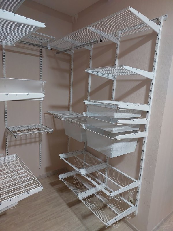 Белая П-образная гардеробная с брючницей, ~1,7×2,2 м, фото 3
