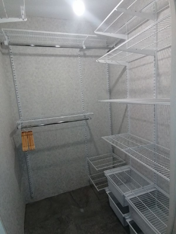 Белая П-образная гардеробная с брючницей, ~1,8×1,5 м, фото 1