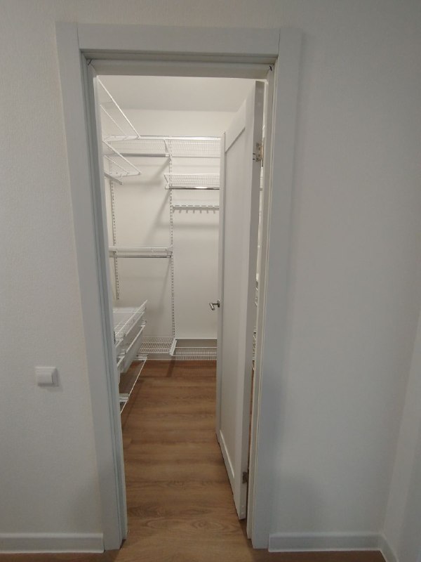 Белая П-образная гардеробная с брючницей, ~2×2,1 м, фото 1