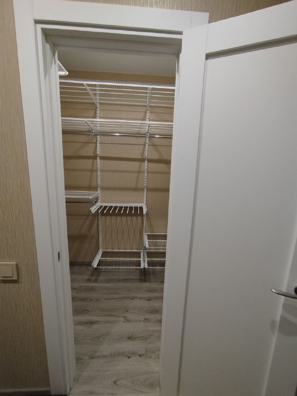 Белая П-образная гардеробная с брючницей, ~1,8×2 м, фото 1