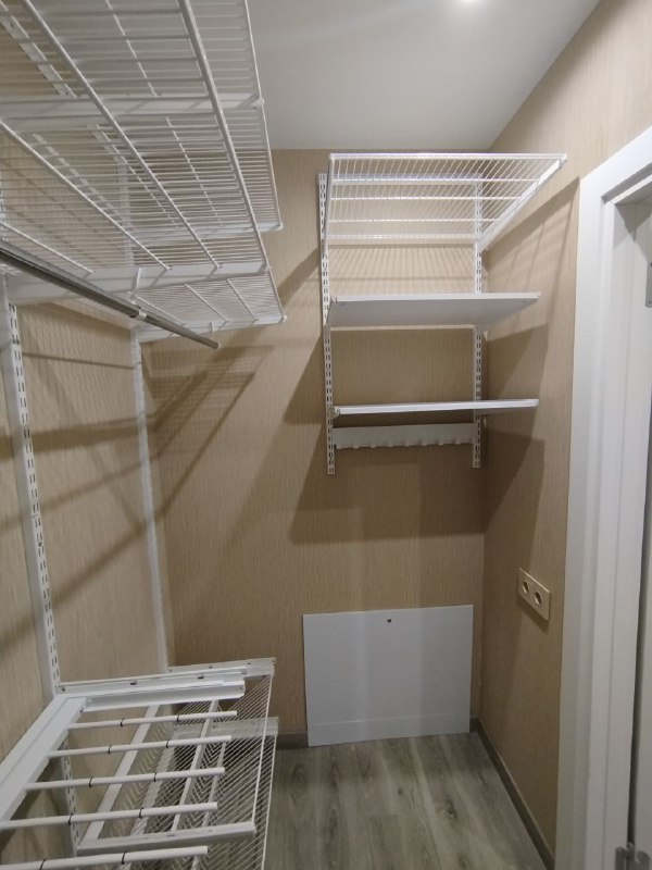 Белая П-образная гардеробная с брючницей, ~1,8×2 м, фото 3