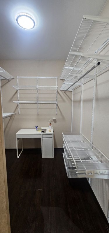Белая П-образная гардеробная с брючницей, ~2×3 м, фото 1