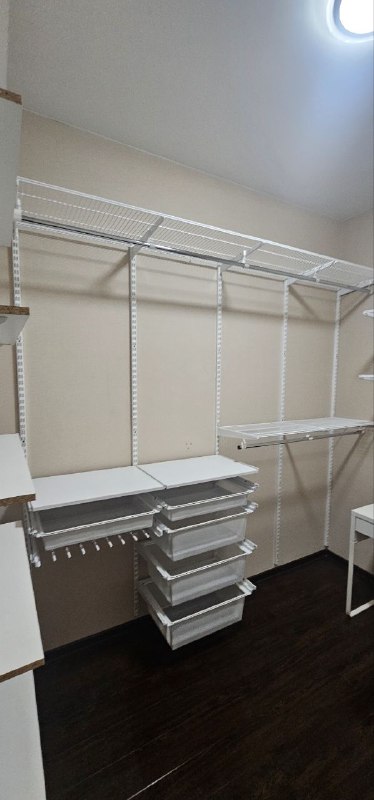 Белая П-образная гардеробная с брючницей, ~2×3 м, фото 2