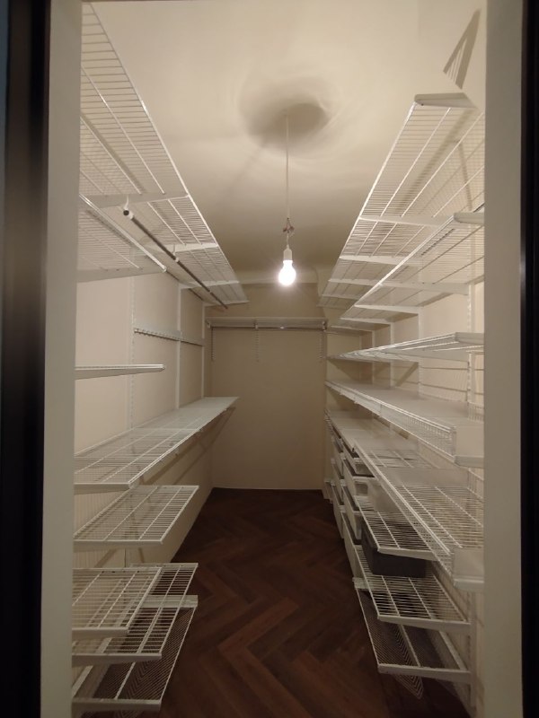 Белая П-образная гардеробная с брючницей, ~1,9×3,2 м, фото 1