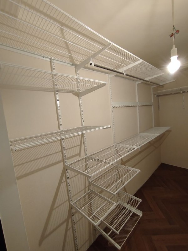 Белая П-образная гардеробная с брючницей, ~1,9×3,2 м, фото 2