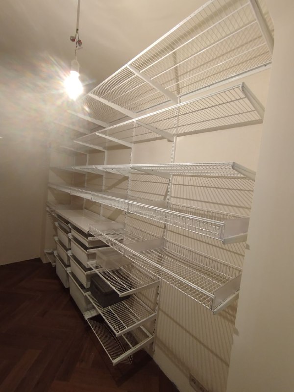 Белая П-образная гардеробная с брючницей, ~1,9×3,2 м, фото 3