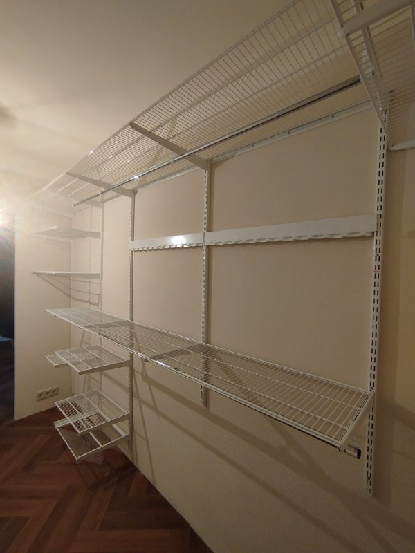 Белая П-образная гардеробная с брючницей, ~1,9×3,2 м, фото 4