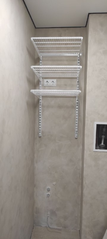 Белая П-образная гардеробная с брючницей, ~1,8×2,3 м, фото 1
