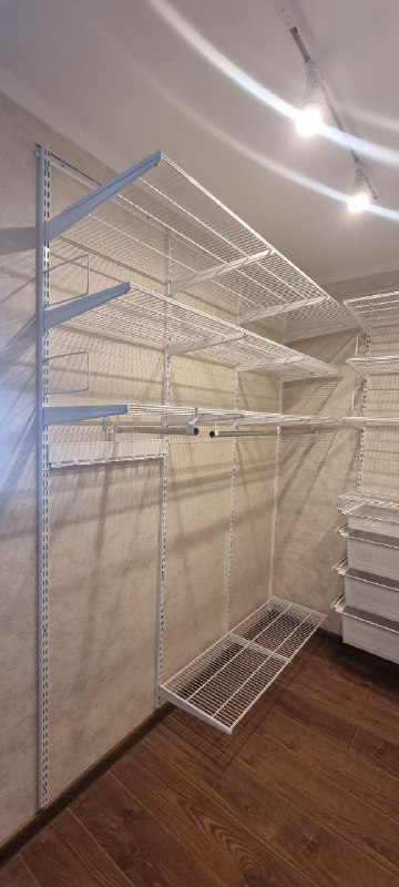 Белая П-образная гардеробная с брючницей, ~1,5×2,2 м, фото 1