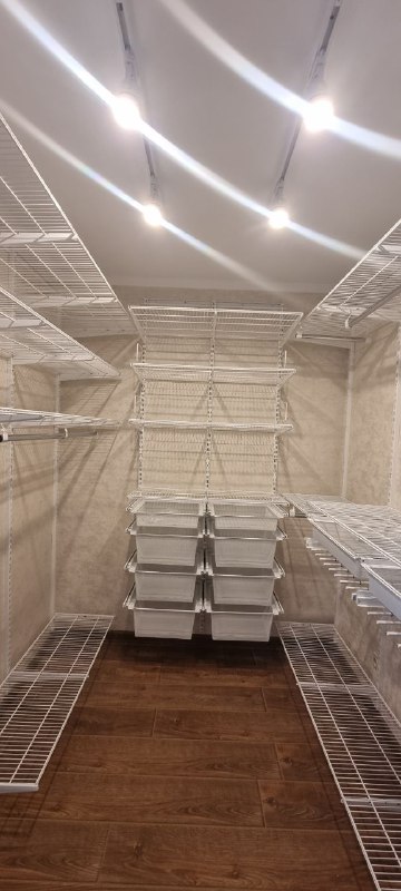 Белая П-образная гардеробная с брючницей, ~1,5×2,2 м, фото 2