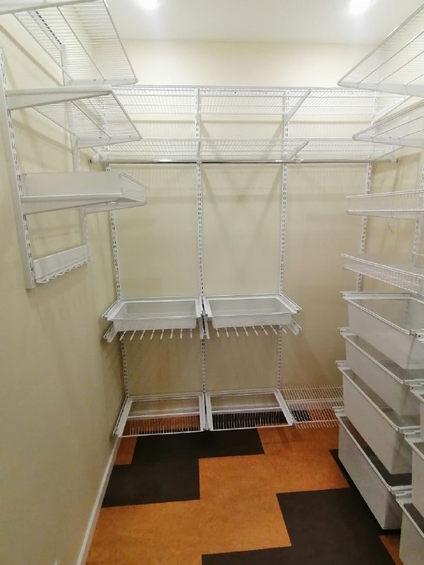 Белая П-образная гардеробная с брючницей, ~1,8×2,3 м, фото 2