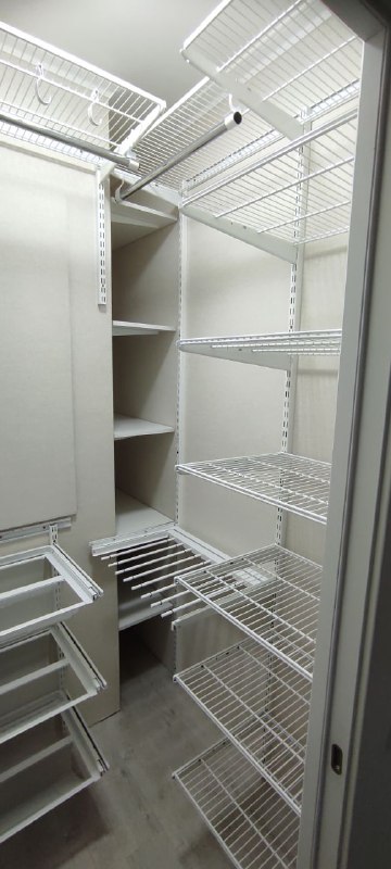 Белая П-образная гардеробная с брючницей, ~1,4×1,8 м, фото 2