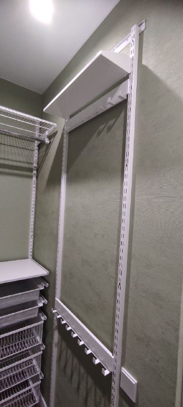 Белая П-образная гардеробная с брючницей, ~1,3×2 м, фото 3