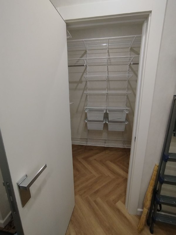 Белая П-образная гардеробная с брючницей, ~2×1,8 м, фото 1