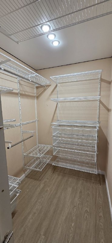Белая П-образная гардеробная с брючницей, ~1,3×2,1 м, фото 1