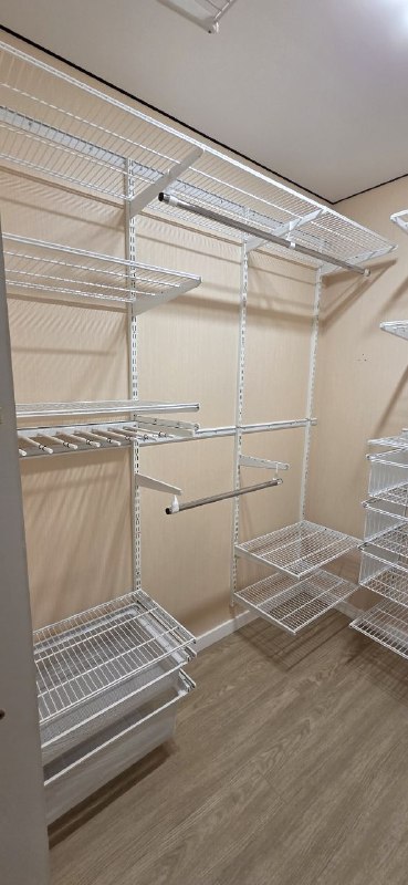 Белая П-образная гардеробная с брючницей, ~1,3×2,1 м, фото 2