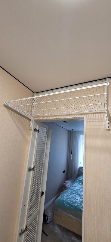 Белая П-образная гардеробная с брючницей, ~1,3×2,1 м, фото 3