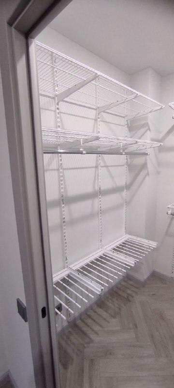 Белая П-образная гардеробная с брючницей, ~1,8×2,5 м, фото 1