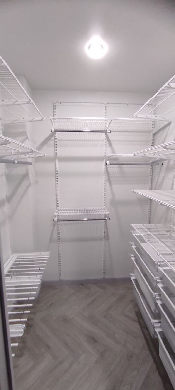 Белая П-образная гардеробная с брючницей, ~1,8×2,5 м, фото 2