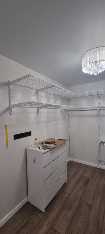 Белая П-образная гардеробная с брючницей, ~2×2,5 м, фото 2