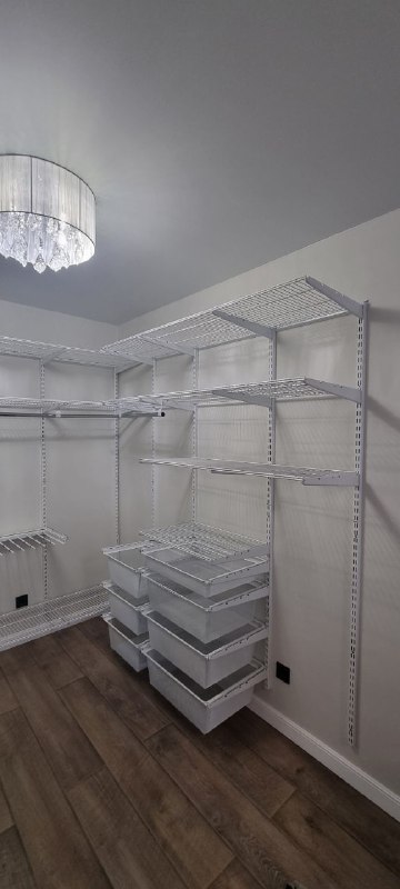 Белая П-образная гардеробная с брючницей, ~2×2,5 м, фото 3