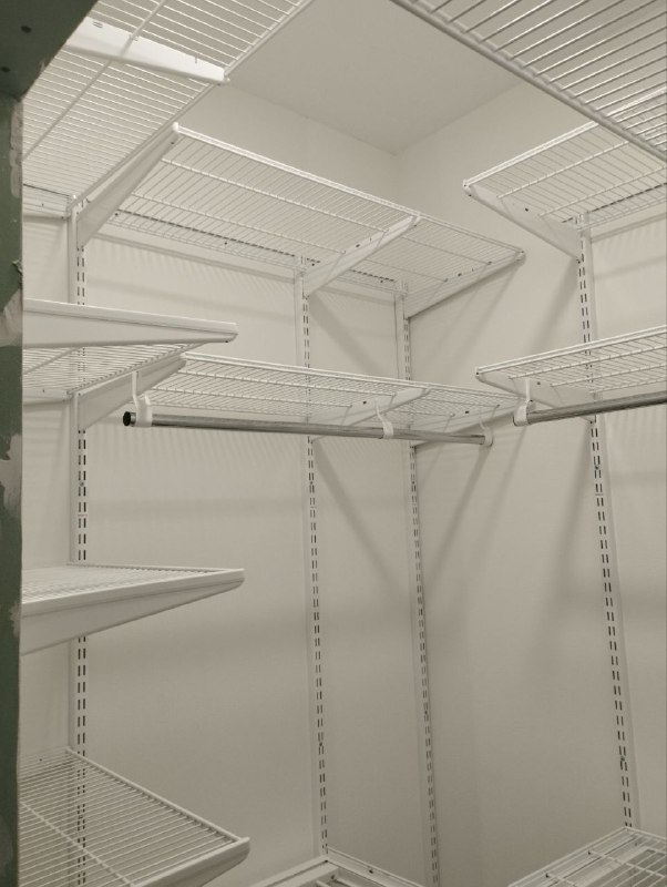 Белая П-образная гардеробная с брючницей, ~2,4×1,8 м, фото 4