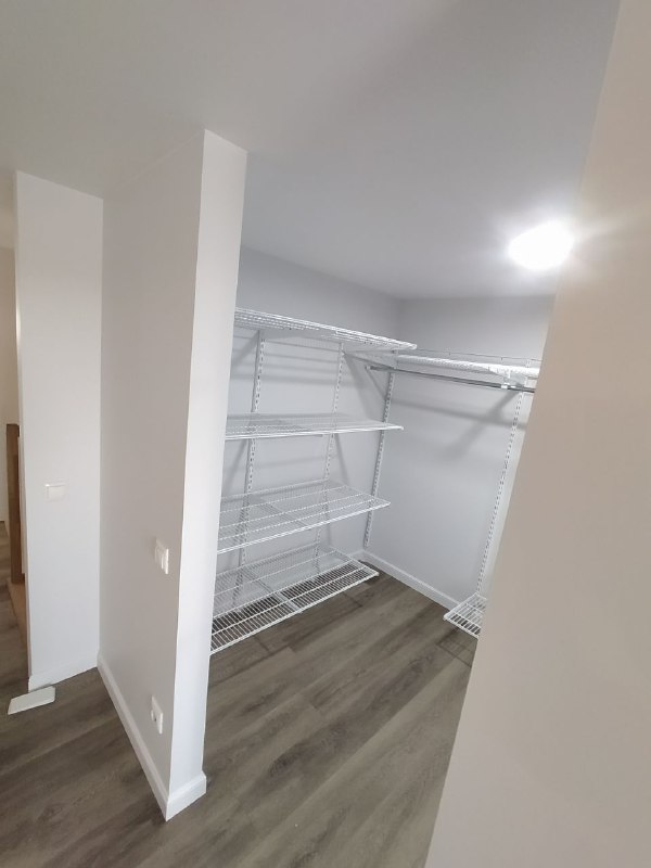 Белая П-образная гардеробная с брючницей, ~2,5×3,2 м, фото 1