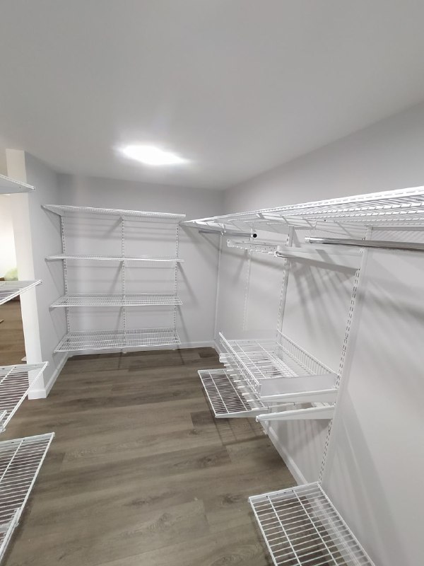 Белая П-образная гардеробная с брючницей, ~2,5×3,2 м, фото 3