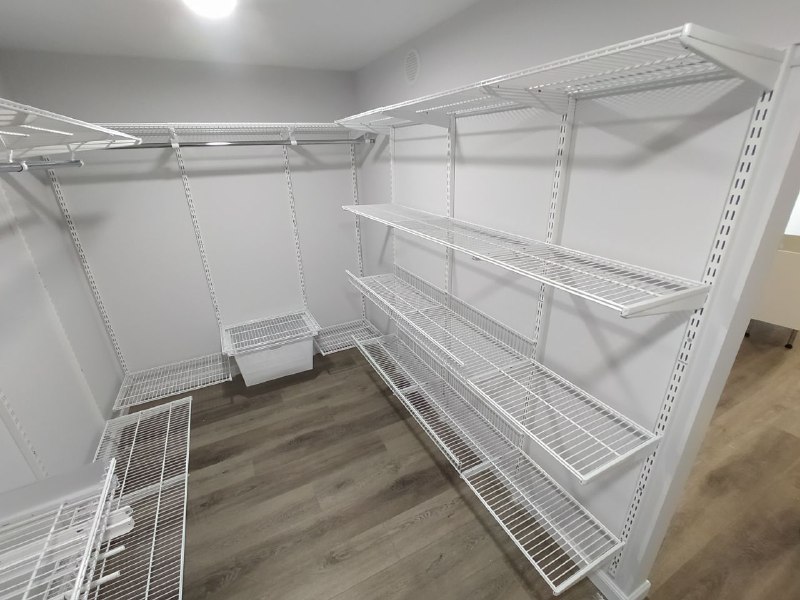 Белая П-образная гардеробная с брючницей, ~2,5×3,2 м, фото 4