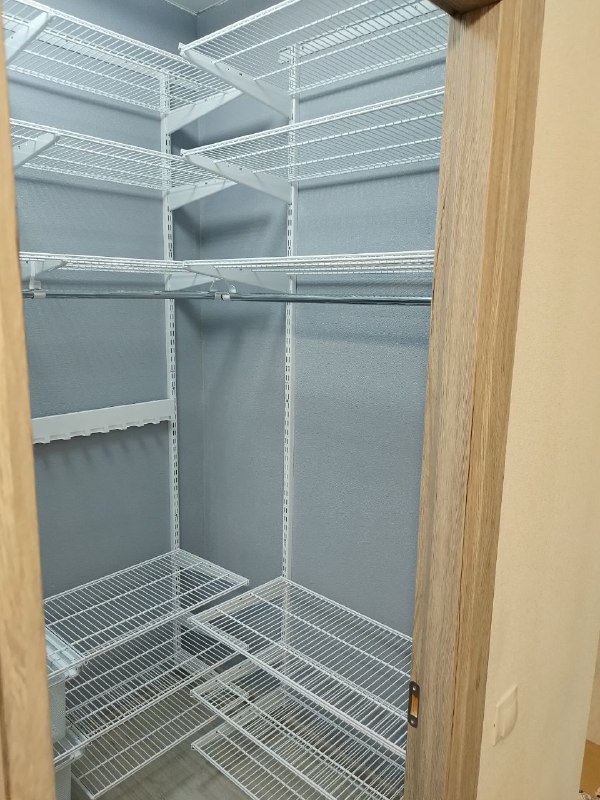 Белая П-образная гардеробная с брючницей, ~2×1,5 м, фото 1
