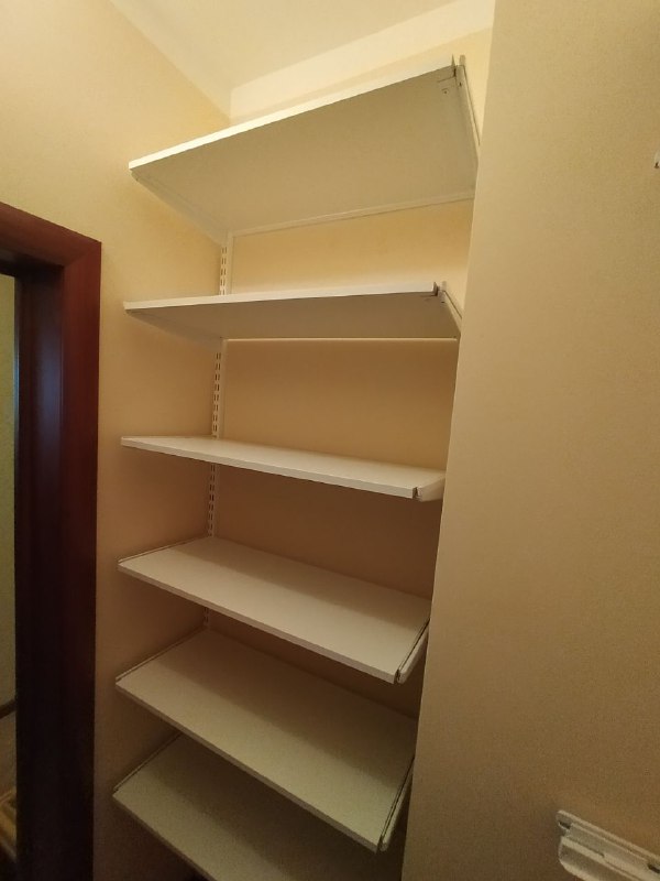 Белая П-образная гардеробная с брючницей, ~1×1,5 м, фото 2