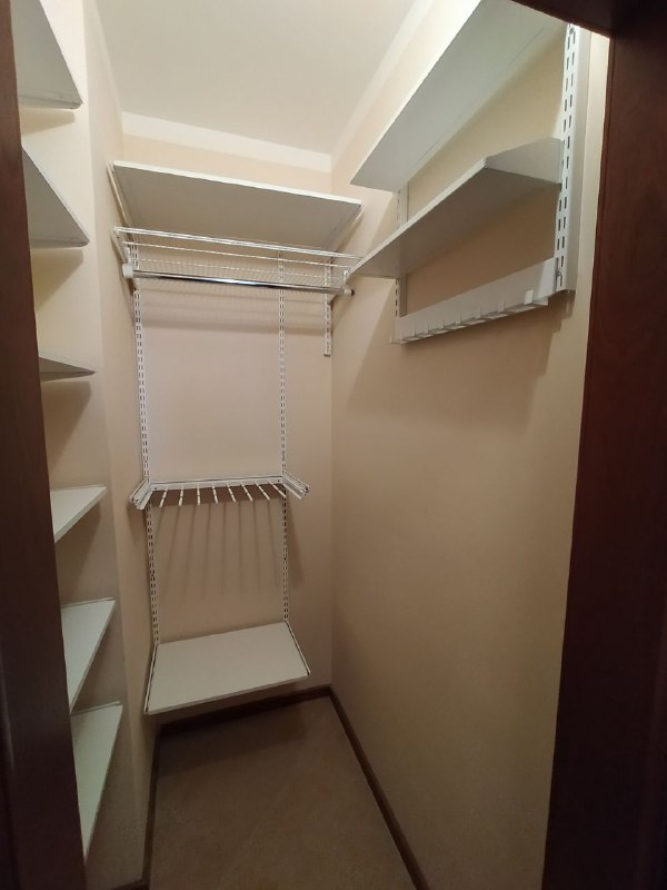 Белая П-образная гардеробная с брючницей, ~1×1,5 м, фото 3