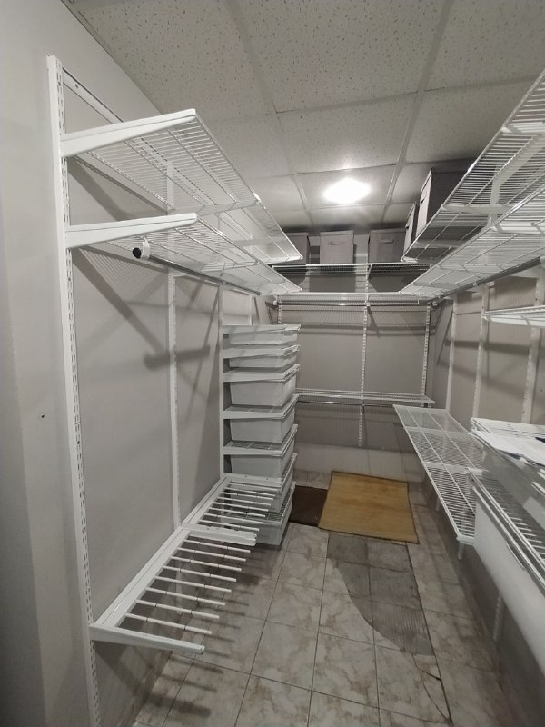 Белая П-образная гардеробная с брючницей, фото 2