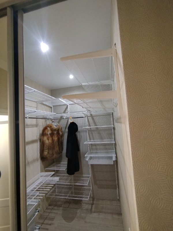 Белая П-образная гардеробная с брючницей и дверями-купе, ~1,5×2 м, фото 1