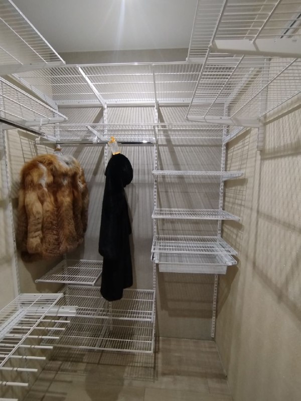 Белая П-образная гардеробная с брючницей и дверями-купе, ~1,5×2 м, фото 3