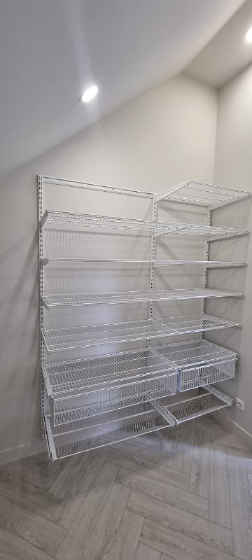 Белая П-образная гардеробная с деревом и брючницей, ~2,1×1,8 м, фото 2