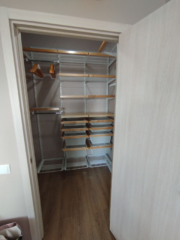 Белая П-образная гардеробная с деревом и брючницей, ~1,8×1,7 м, фото 1