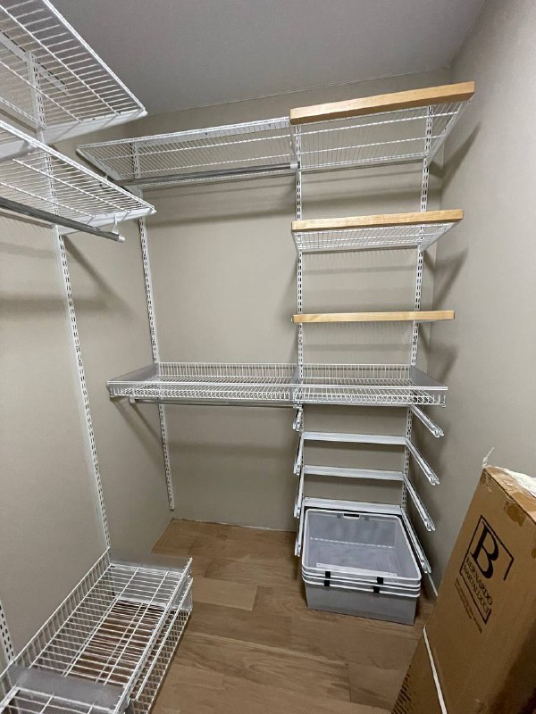 Белая П-образная гардеробная с деревом и брючницей, ~1,8×1,5 м, фото 1