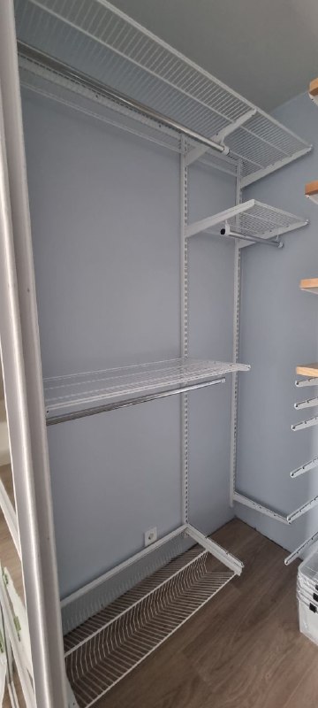 Белая П-образная гардеробная с деревом и полками для обуви, ~1,5×1,8 м, фото 2