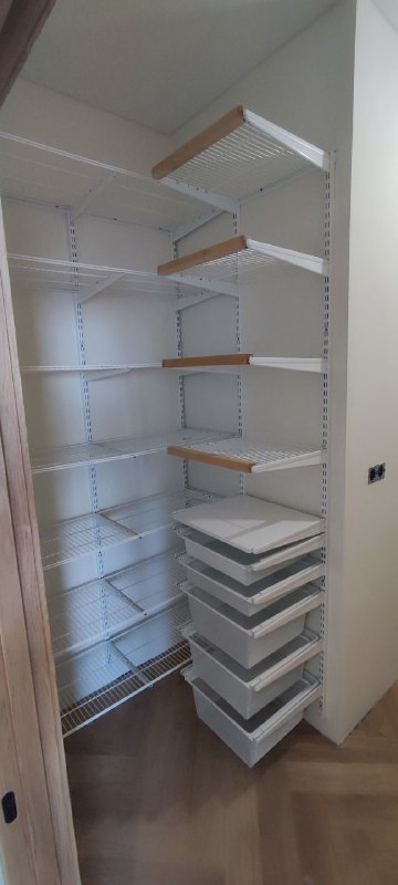 Белая П-образная гардеробная с деревом и полками для обуви, ~1,3×2,1 м, фото 1