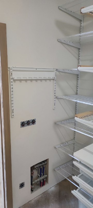 Белая П-образная гардеробная с деревом и полками для обуви, ~1,3×2,1 м, фото 4