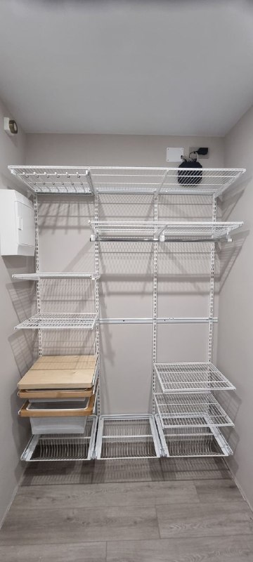 Белая П-образная гардеробная с деревом и полками для обуви, ~1,8×1,5 м, фото 1