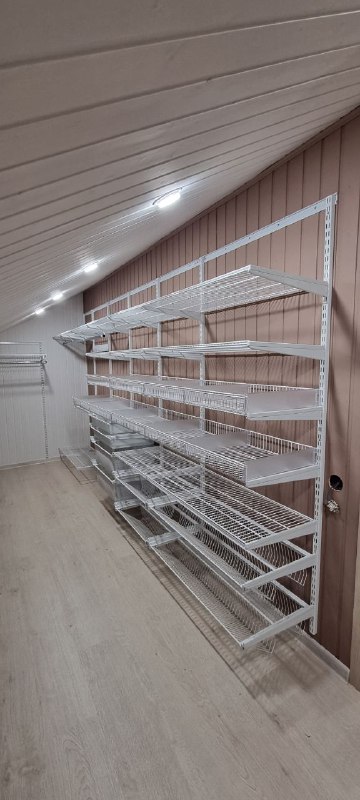 Белая П-образная гардеробная с деревом и выдвижными корзинами, фото 5