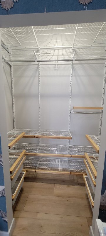 Белая П-образная гардеробная с деревом и выдвижными корзинами, ~1,8×1,4 м, фото 1