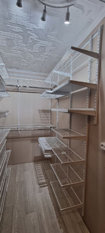 Белая П-образная гардеробная с деревом и выдвижными корзинами, фото 2