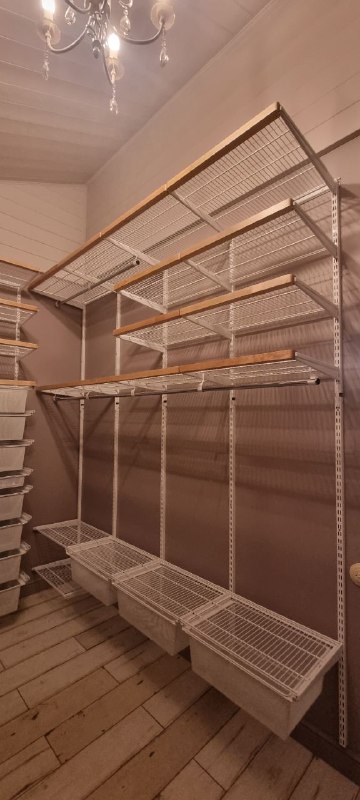 Белая П-образная гардеробная с деревом и выдвижными корзинами, ~1,8×2,5 м, фото 3