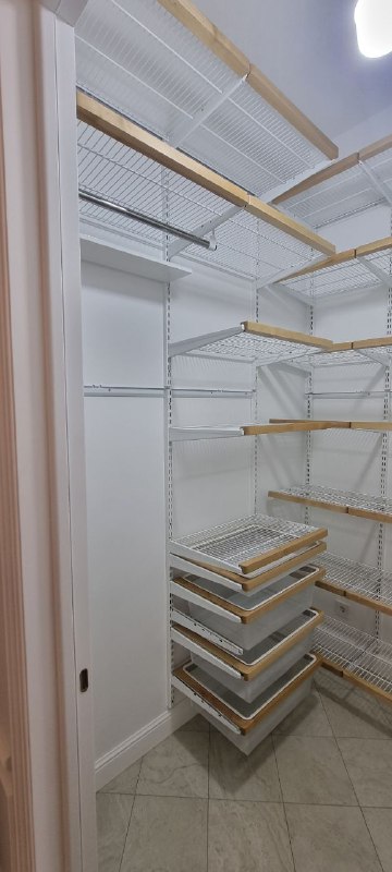 Белая П-образная гардеробная с деревом и выдвижными корзинами, ~1,5×1,8 м, фото 2