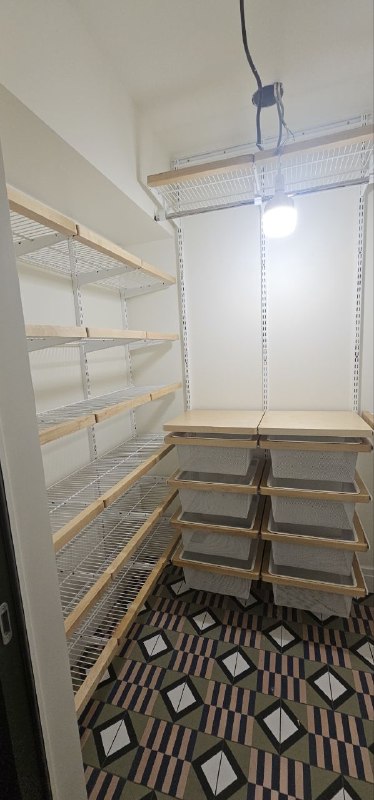 Белая П-образная гардеробная с деревом и выдвижными корзинами, ~1,2×1,9 м, фото 2